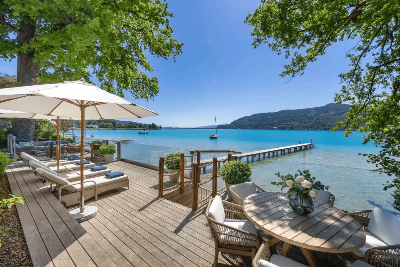 Badesteg mit Loungebereich am Wörthersee