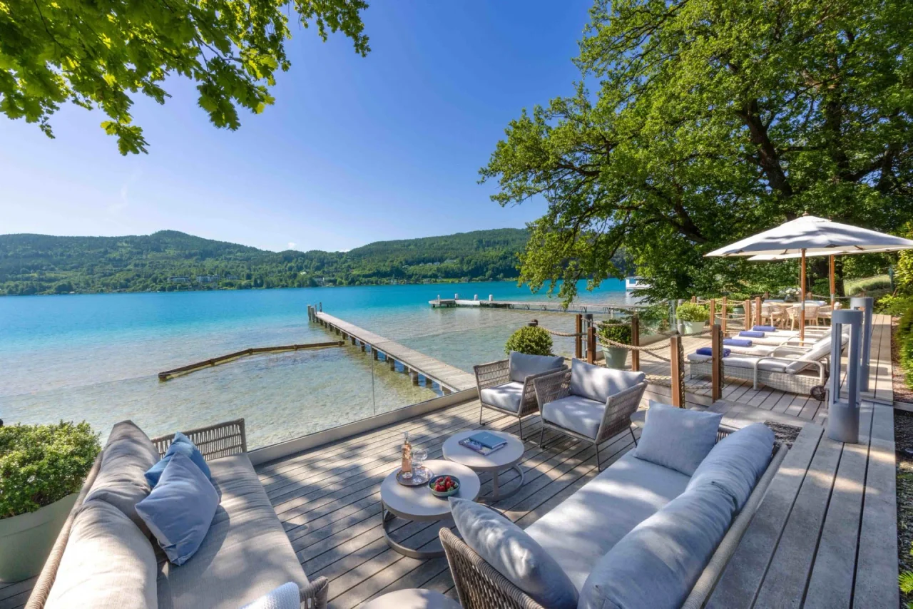 Loungebereich mit Panoramablick über den Wörthersee